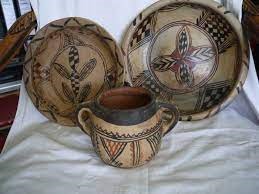 Jarre à eau et plats en poterie cuite Marrakech Maroc