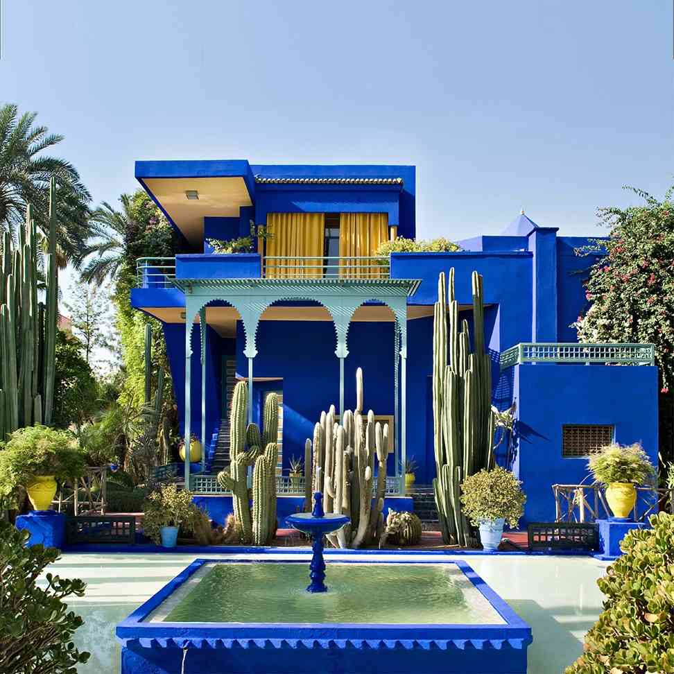 La-villa-majorelle-entourée-de-différentes-sortes-de-plantes-marrakech-maroc