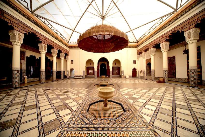 Le-musée-de-marrakech-et-son-gigantesque-lustre-marrakech-maroc