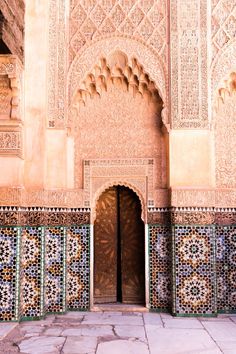 Guide Marrakech: votre guide sur mesure 33 Pâtre-et-zellige-de-l'architecture-mauresque-à-la-médersa-ben-youssef-marrakech-maroc