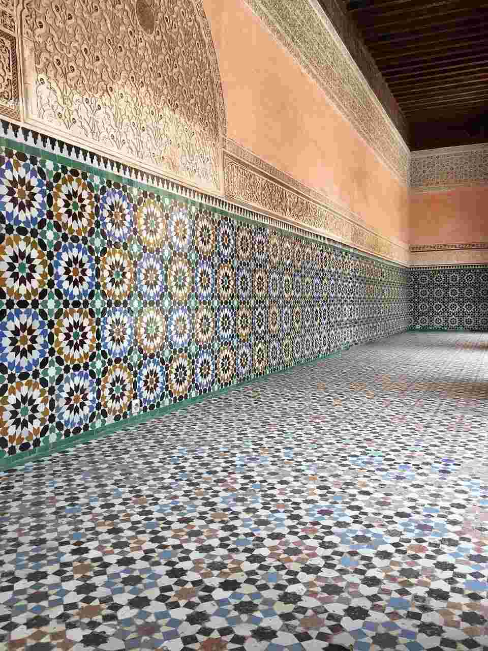 platre-et-zellige-de-l'architecture-mauresque-marrakech-maroc