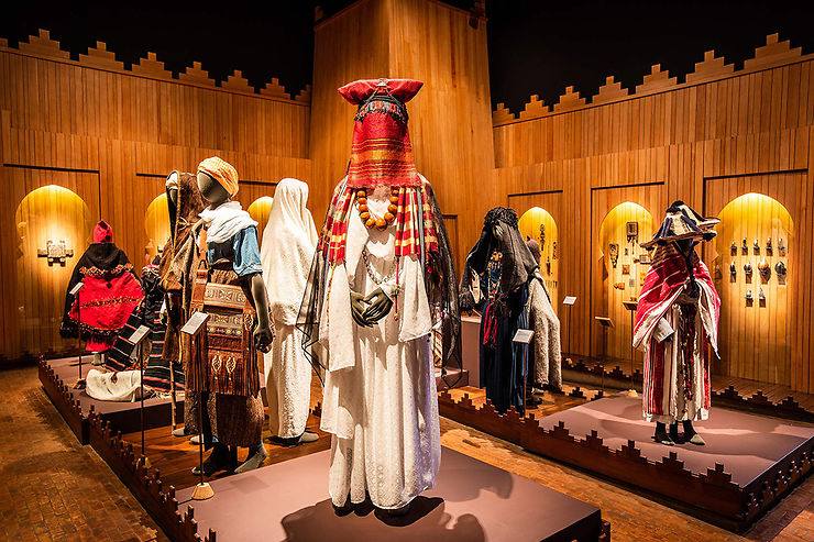 الملابس التقليدية للنساء والرجال في متحف بيير بيرجي بمراكش المغرب