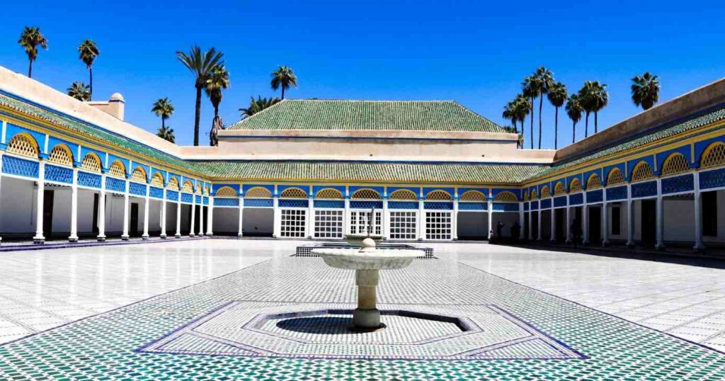 قصر الباهية محاط بأشجار النخيل بمراكش المغرب