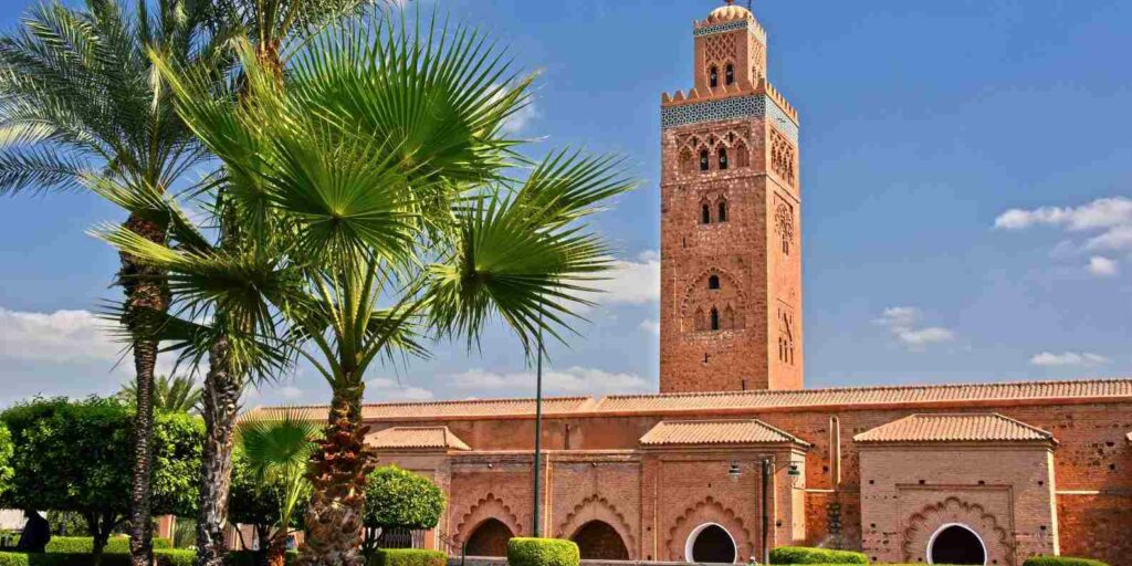 مسجد الكتبية أمام النخيل بمراكش المغرب