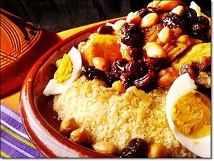 le couscous traditionnel aux légumes et aux oignons caramélisés spécialité d'Ourika Maroc
